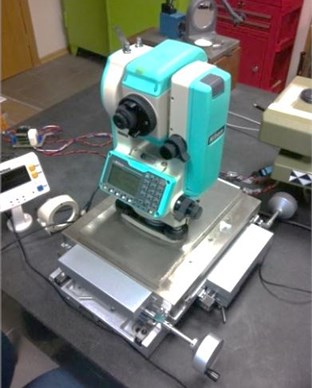 Arrangement for automated vertical angle measurements calibration