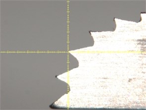 Image of the cutting tool of piezoelectric device: a) resting and b) vibrating condition