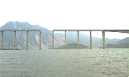 Fallen girder of the Miaoziping bridge (2008 Wenchuan earthquake, China)