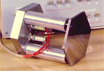 Piezoelectric actuator for optical systems (with three piezostacs)
