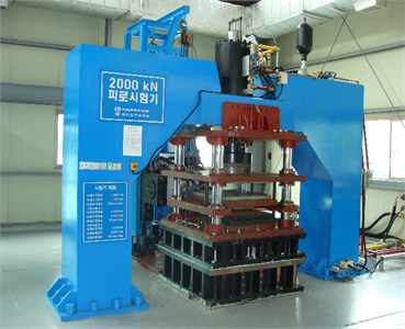2,000 kN fatigue test machine
