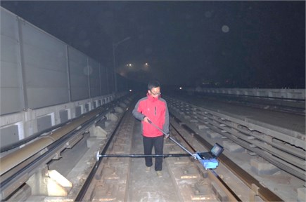 Continuous measurement of rail roughness
