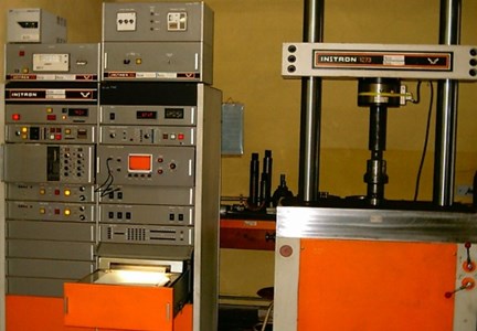 Static and dynamic testing machine Instron 1273