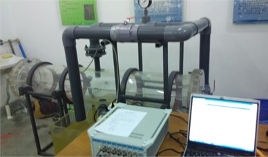 The vibration test device for flexible pipe in a cylindrical fluid domain