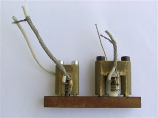 a) Computer model of level sensor and b) photo of piezoelectric bimorph with PZT plate