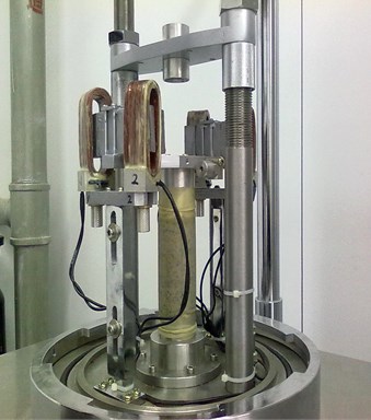 Sketch and photo of resonant column experimental setup