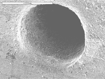 Scanning electron microscopy at the cross hole