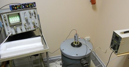 Experimental rig for detector holder response measurements