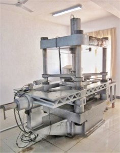 Large-scale direct shear apparatus