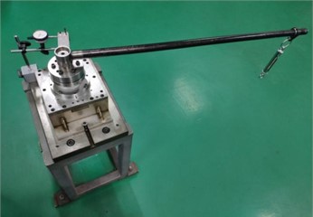 Static torsional stiffness measuring rig: 1 – dial indicator, 2 – output rod,  3 – harmonic driver, 4 – camshaft, 5 – force rod, 6 – force gauge