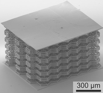 Metamaterial with three-dimensional microlattice