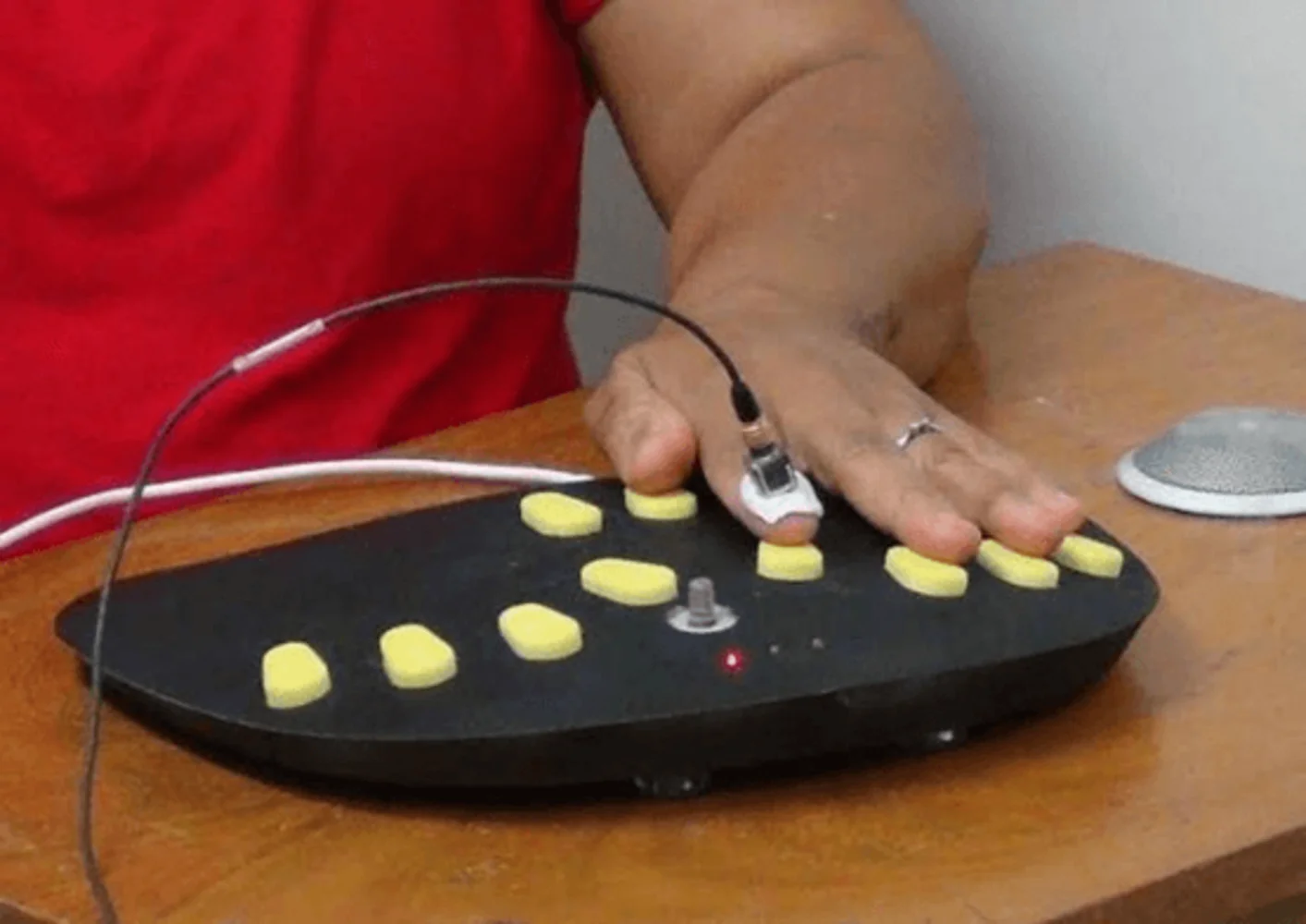 Hand-arm vibration analysis of Caeski: a communication device for deafblind persons