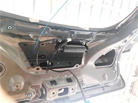 Rear hatch vibration absorber