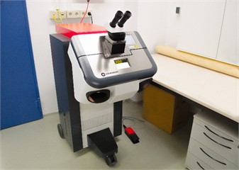 a) Typical manual welding laser and b) work area [photos taken at ifw Jena, January 2024]