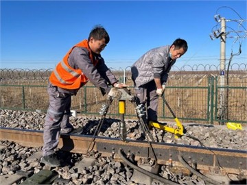 Wheel-rail force calibration device