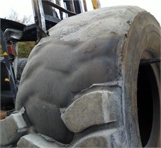 Thermal damage to the tyre: a) detachment of the rubber in the tread area due to overheating and b) development of thermal damage in the transverse direction