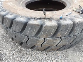 Thermal damage to the tyre: a) detachment of the rubber in the tread area due to overheating and b) development of thermal damage in the transverse direction