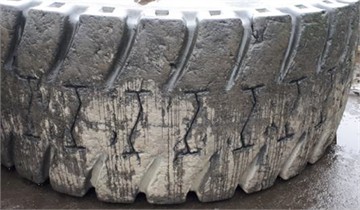 Normal (uniform) wear: a) Techking tyres; b) Michelin tyres
