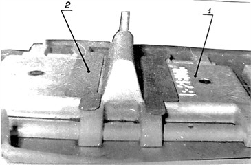 Placement of the carbide insert on the casting model of the link:  1 – casting model; 2 – carbide insert