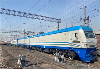 Test freight train with a mass of 2900 tons, formed at Angren station and consisting of a 2UZ-ELR electric locomotive. Photo by Utkir Khusenov, 30 September 2025,  at Angren Station, “Uzbekistan Railways” JSC