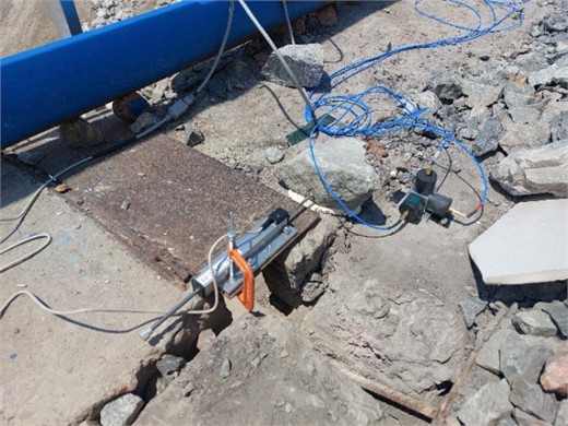 Photo of the position transducer installed between the decks on top of the bridge. The photo was taken by S. Takhirov on May 30, 2025