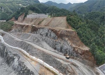 Real scene of southern slope failure. Photo by Jia Haipeng in May 2024 on the south slope of the Longyu Large Open-Pit Mine