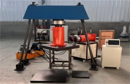 In-Situ direct shear apparatus. Photo by Jia Haipeng in 2025 at the Rock Mechanics Laboratory, School of Intelligent Construction, Henan University of Urban Construction