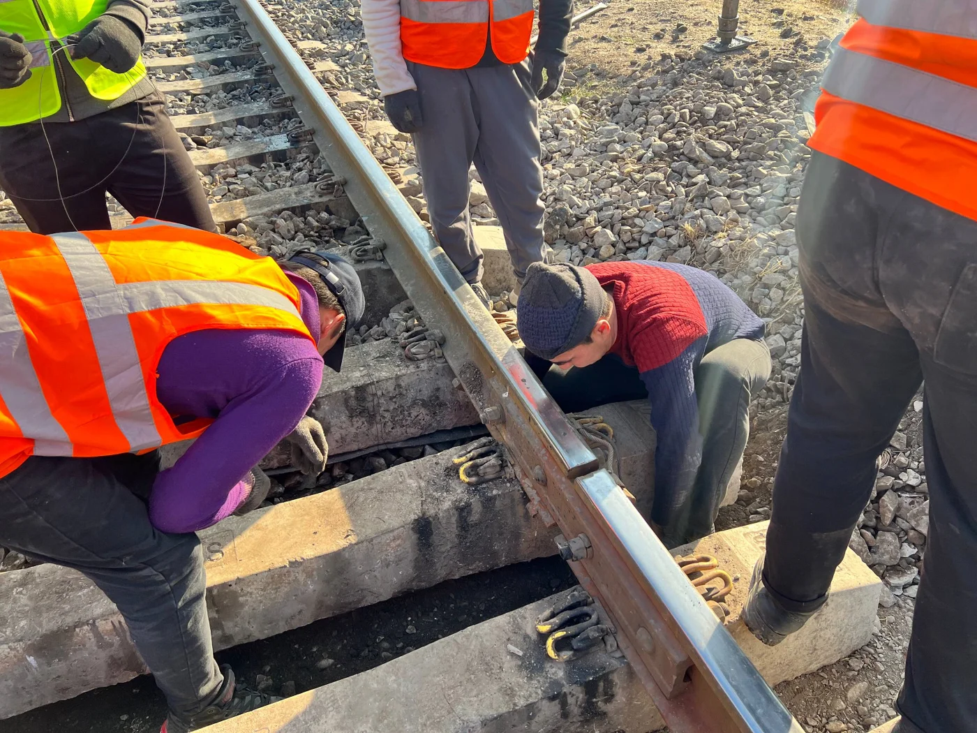 Methodology for measuring dynamic response of railway track components at rail joints