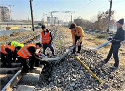 Installation process of under-sleeper elastic pads in the rail joint zone. Photos by the second author on November 21, 2025, illustrate the process of experimental studies on the installation of elastic pads
