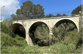 a) The Xirles bridge (Photo by Elisa Montis, Alicante, Spain, Apr 4, 2025);  b) location in the Spanish seismic map; c) materials and geometrical details.